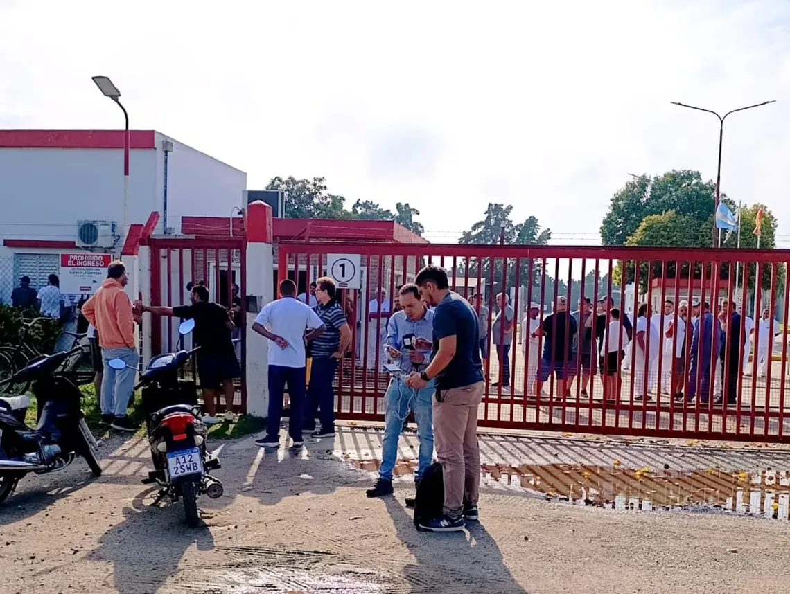 movilizacion-pacifica-frente-a-la-planta-para-visibilizar-la-crisis-y-la-incertidumbre-laboral-foto-juan-rosso-pqad6wevpnfaxj67xpbrvk2y5q