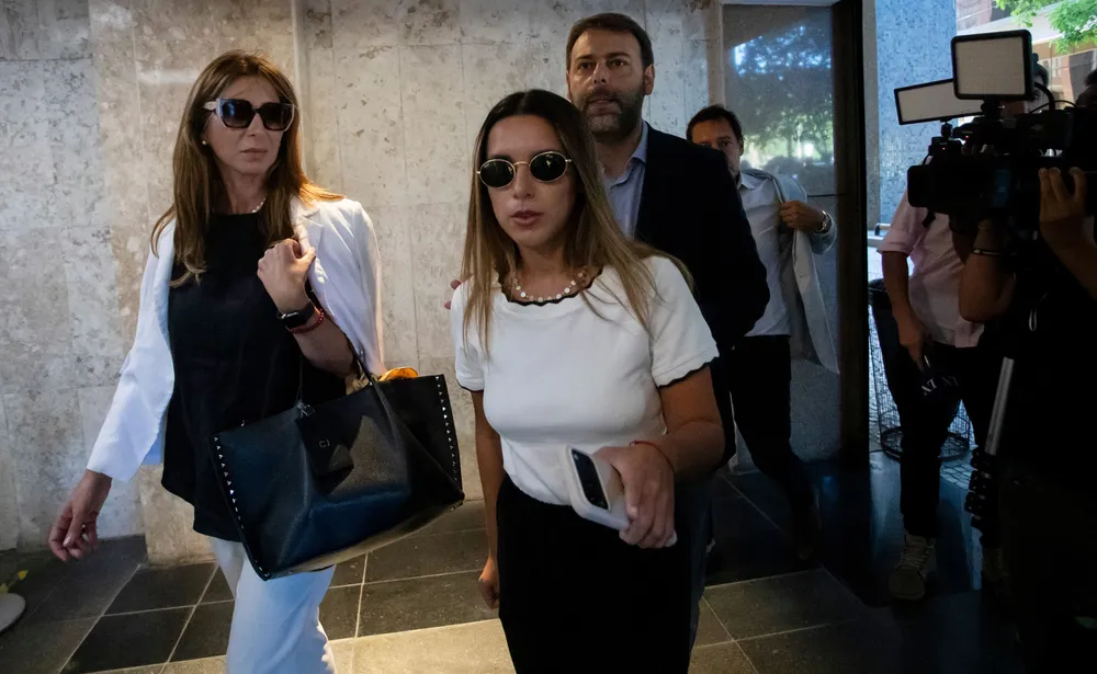 agostina-momentos-ingresar-la-audiencia-juzgamiento-junto-sus-abogados